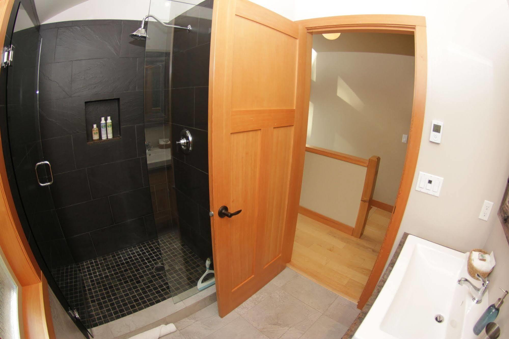 Black Bear Guesthouse توفينو المظهر الخارجي الصورة